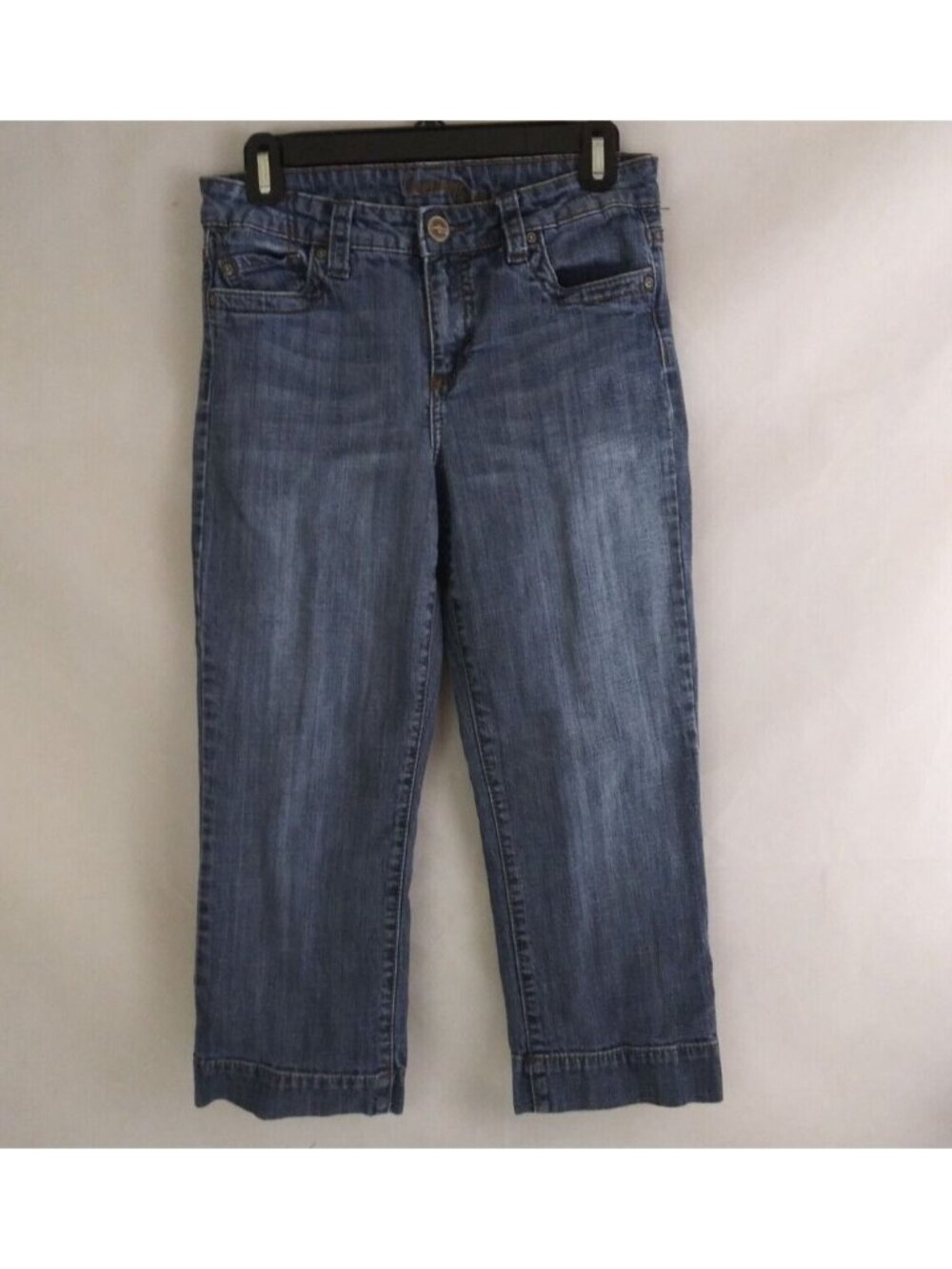 Common Genes Women's Distressed Whiskered Embroidered Capri Jeans Size 6